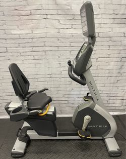 Matrix R-3X w/ TV Recumbent Bike Sit-Down Exercise Cycling Workout Bicycle Fitness Train Commercial