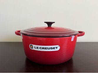 Le Creuset Signature Round Dutch Oven Size: 26 cm / 5.5 qt– Cerise (Classic Red)