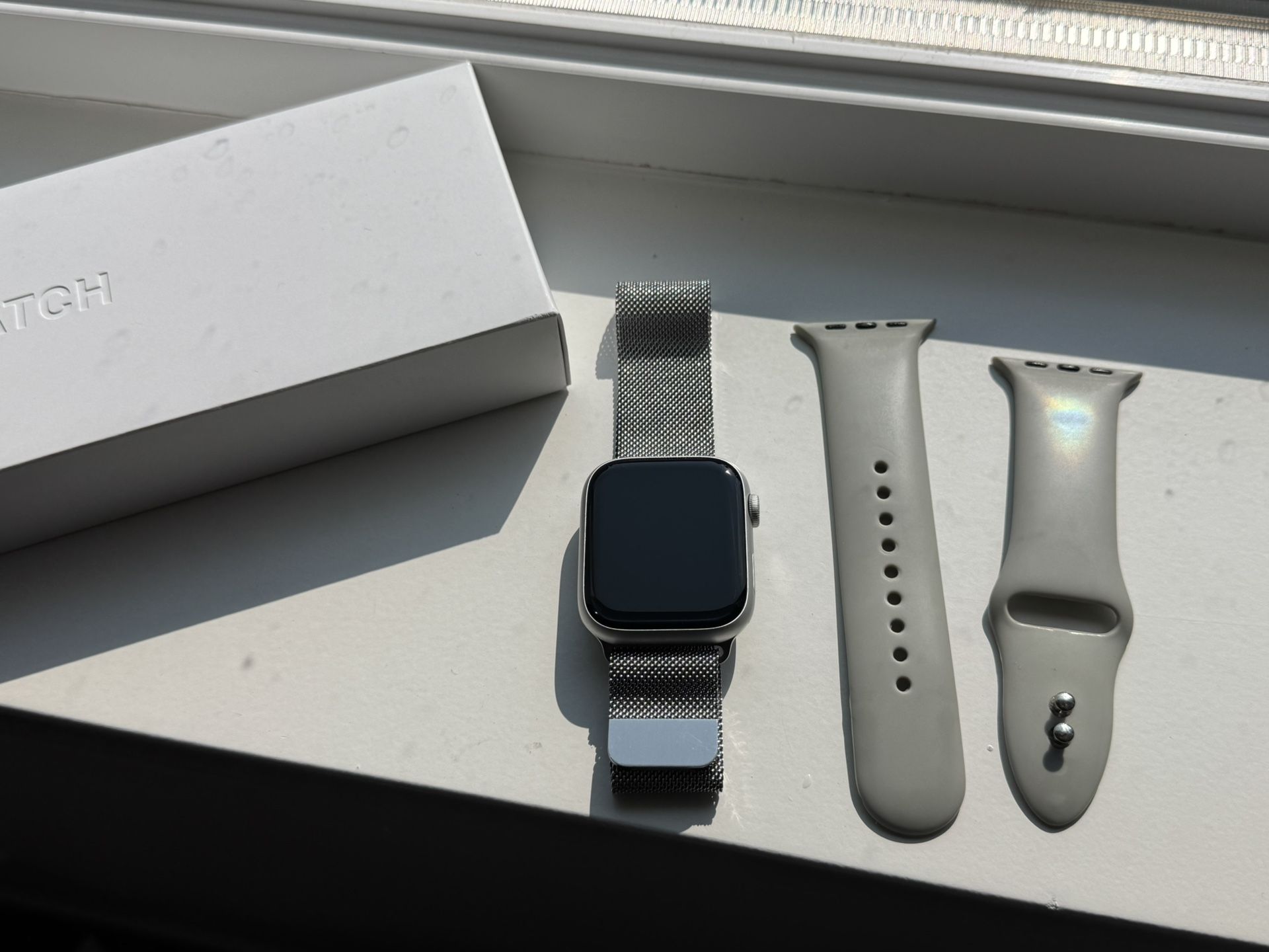 Apple Watch Series 9 (GPS, 45mm) in Box with Milanese Loop + Extra Silicone Band
