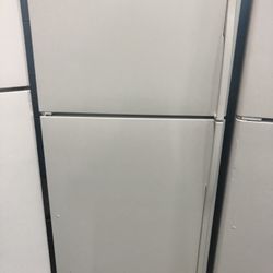 21 Cubic Foot White Refrigerator With Ice Maker