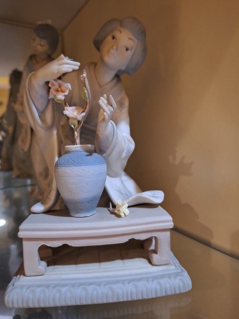 Lladro Asian Girl Kneeling With Floer Pot