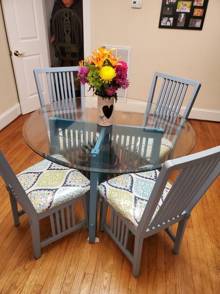 Cute Dining Table and Chairs