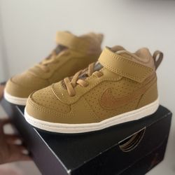 Nike Court Borough Mid