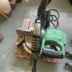 HITACHI C 10FCE2 10" COMPOUND MITER SAW