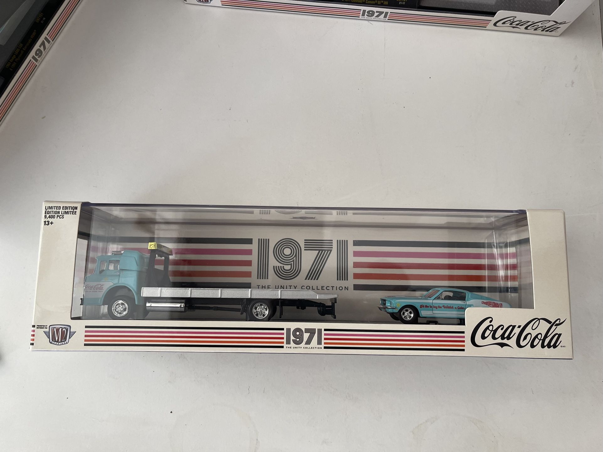 1:64 M2 Machines Coca Cola Auto Hauler Unty01 1970 Ford C-950 & 1968 Ford Mustang Gt
