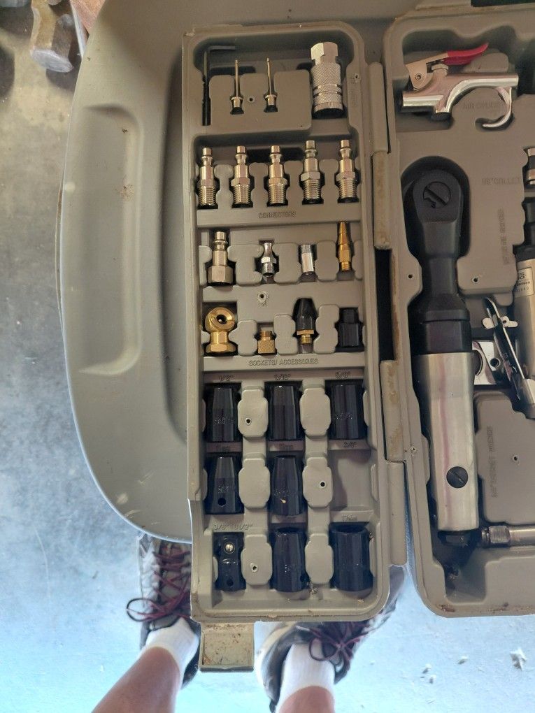 AIR TOOL KIT NEVER USED