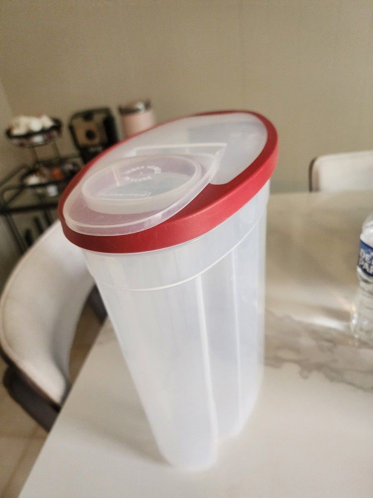 Rubbermaid Storage Box