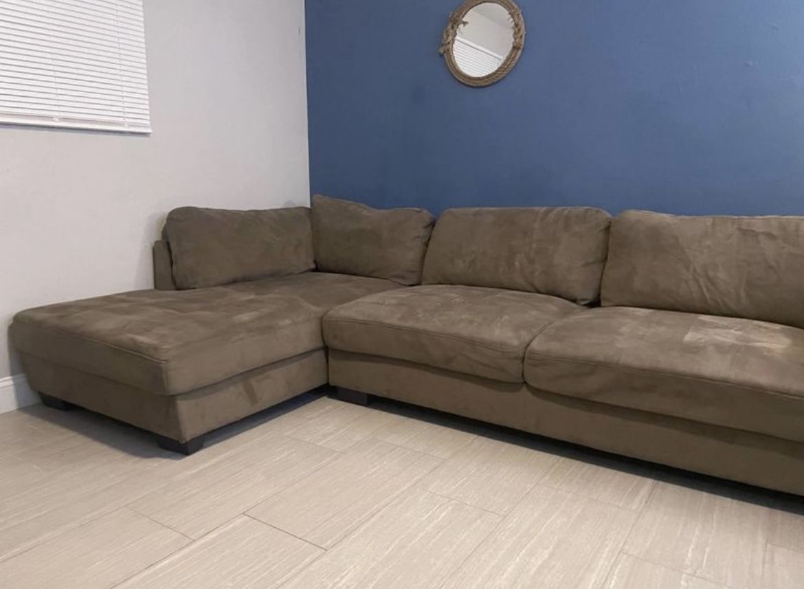 BEAUTIFUL SECTIONAL COUCH