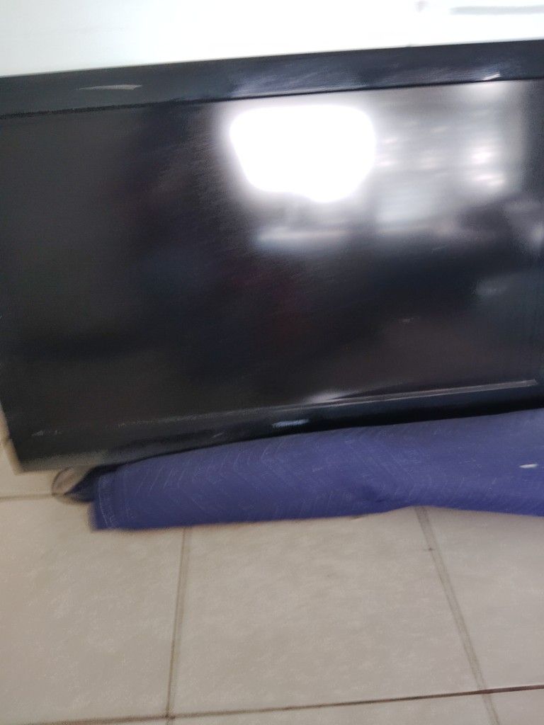 $50 Cash 40:Inch TOSHIBA Surrounds Doubly Stereo You Have To Buy A Universal Remote Works Great I Am Moving To Daytona It To Heavy .Lake Worth Pick Up