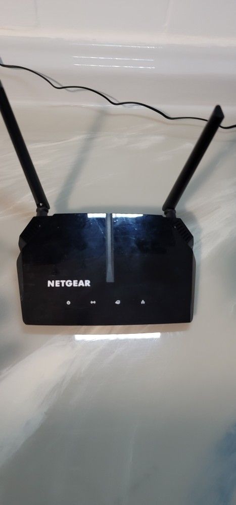 Netgear R6120 Wireless Router / With 3 Tp Link Wi-Fi Range Extenders 