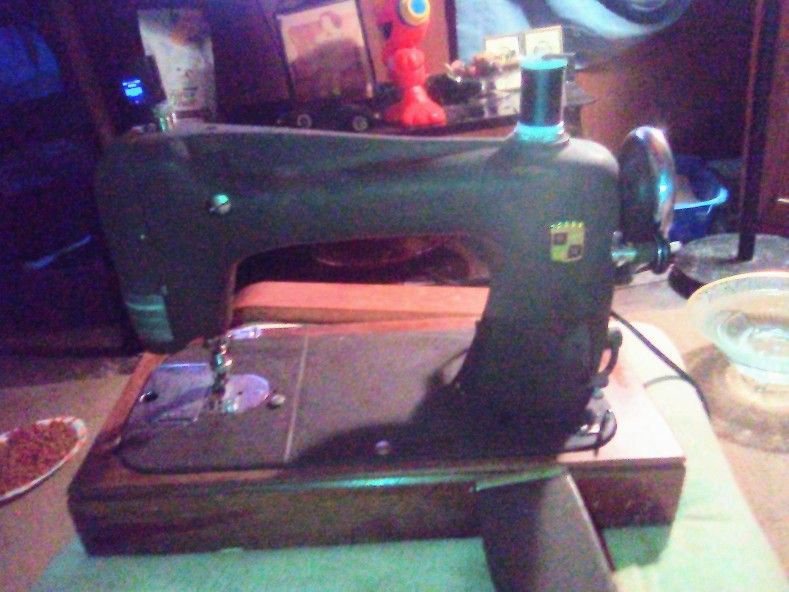 VINTAGE MW SEWING MACHINE IN GREAT CONDITION
