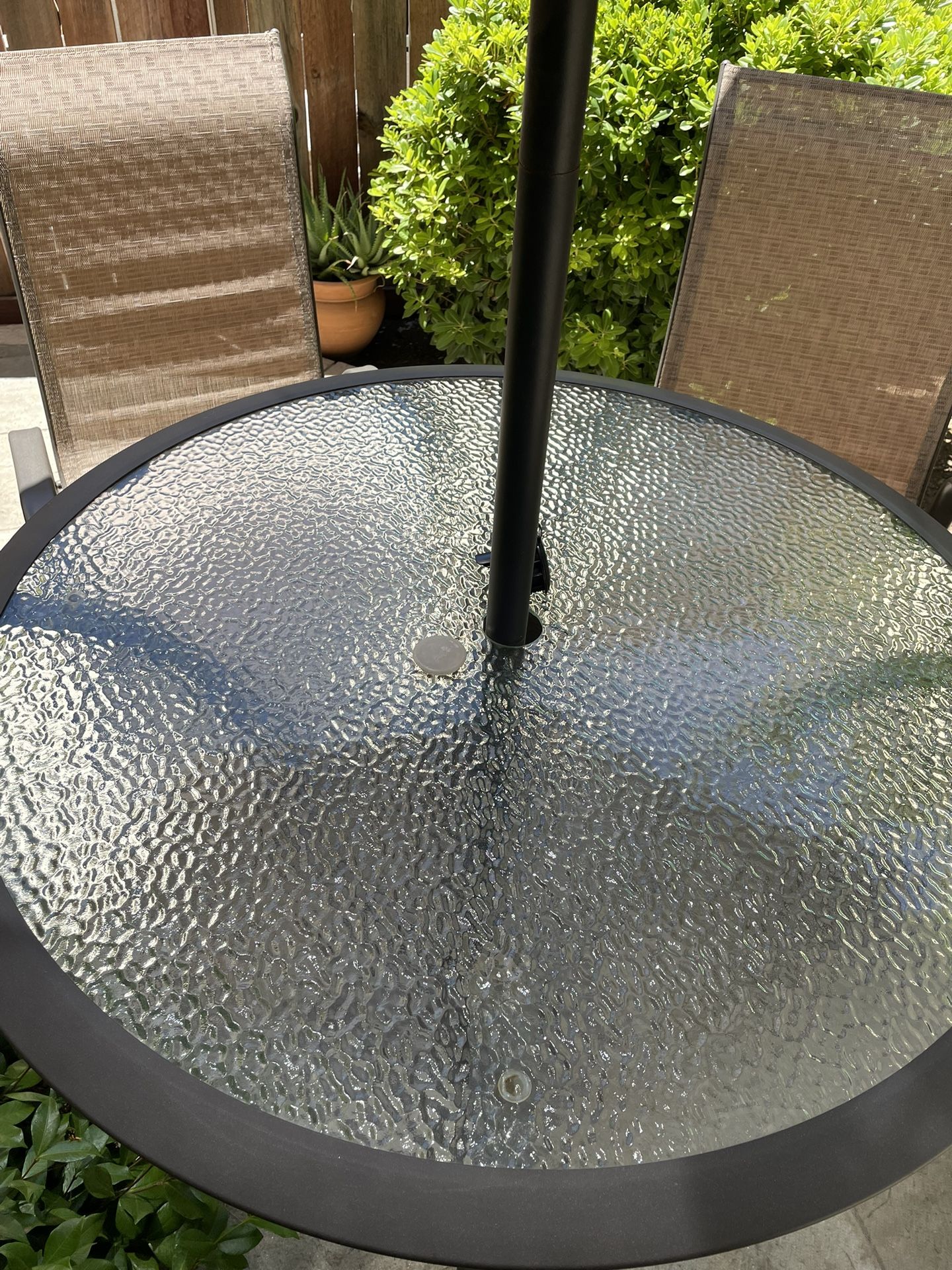 Round Patio Table And 4 Chairs $60