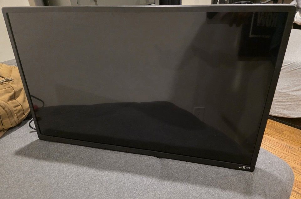 VIZIO D32H-J04 32" Class D-Series HD Smart TV - Black