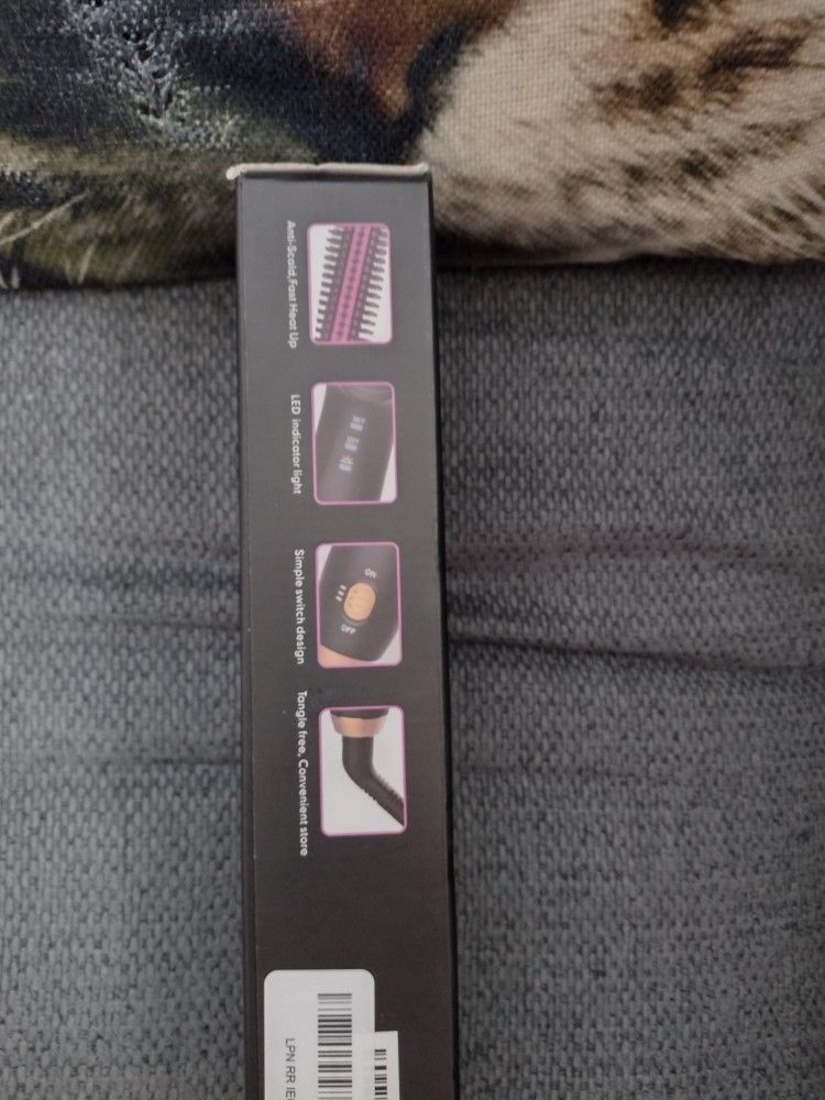 Brand New Never Used Weeyum 2 in 1 Hair Curling Brush And Curling Attachment.