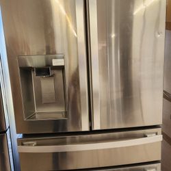 Un Refrijerador Cuatro Puertas Kenmore Cuatro Meses De Garantia Se Yeva Adomisilio Tambien Tenemos Sistema De Finansiar Conpania Acima No Se Nesesita