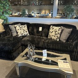 2PC Sectional with Chaise 