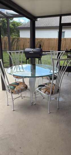 Patio Table 4 Chairs