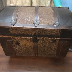 Antique Linen Trunk 
