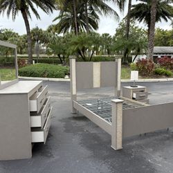 Beautiful Bedroom Set Queen Size Solid Wood Light Brown And Gold Color In Excellent Condition