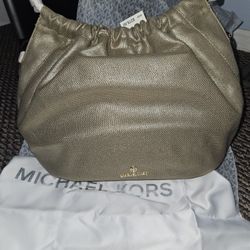 AUTHENTIC MICHAEL KORS  PURSE NEVER USED$175.