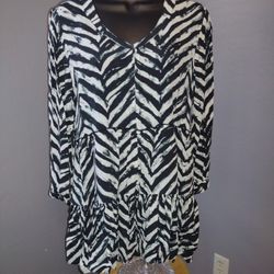 Black and white long sleeve tunic blouse with ruffle bottom size medium by true luxe jeans
