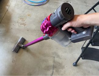 Dyson V7 Cordless Vacuum (SV11) – Needs Battery