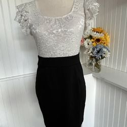 Forever 21  Very elegant lace flattering pencil dress