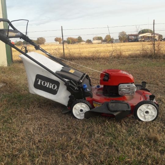 Maquina para cortar pasto marca TORO