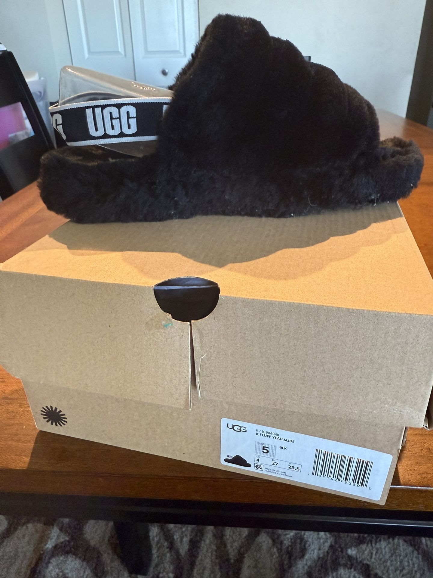 Black Ugg Sandals