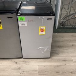 MAGIC CHEF HMR440SE MINI FRIDGE S5KV8