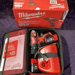 🧰🛠Milwaukee M12 Cordless 1/4” Hex Screwdriver Kit w/(2)1.5Ah Batts/Charger & Bag-NEW!-$75!🧰🛠 