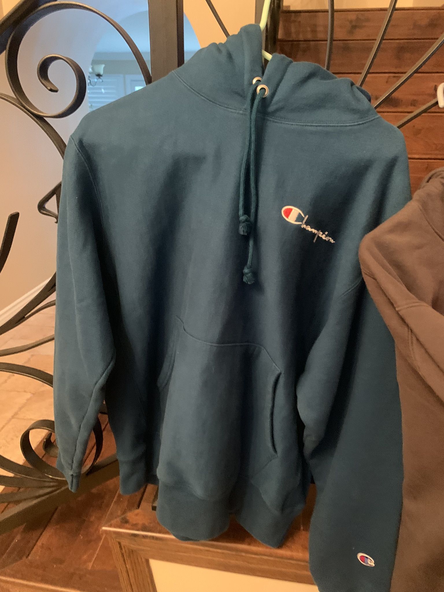 Men’s Size L Champion Sweatshirt EUC