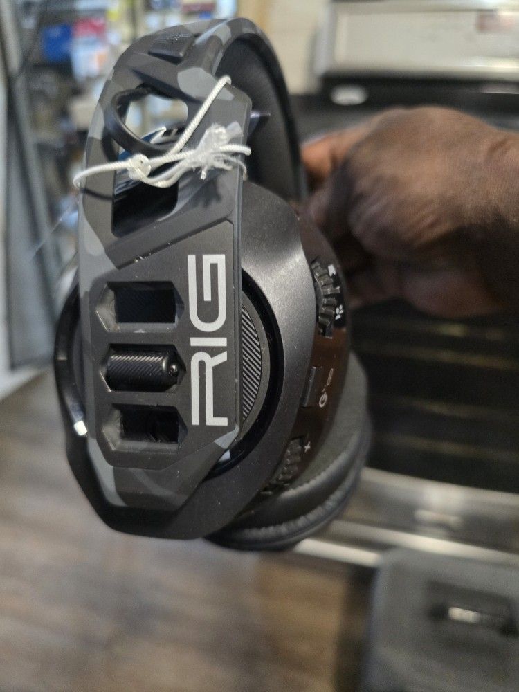 Right Wireless Headset 800 Pro Hx With Charger Cord. No Stand And Has Mike