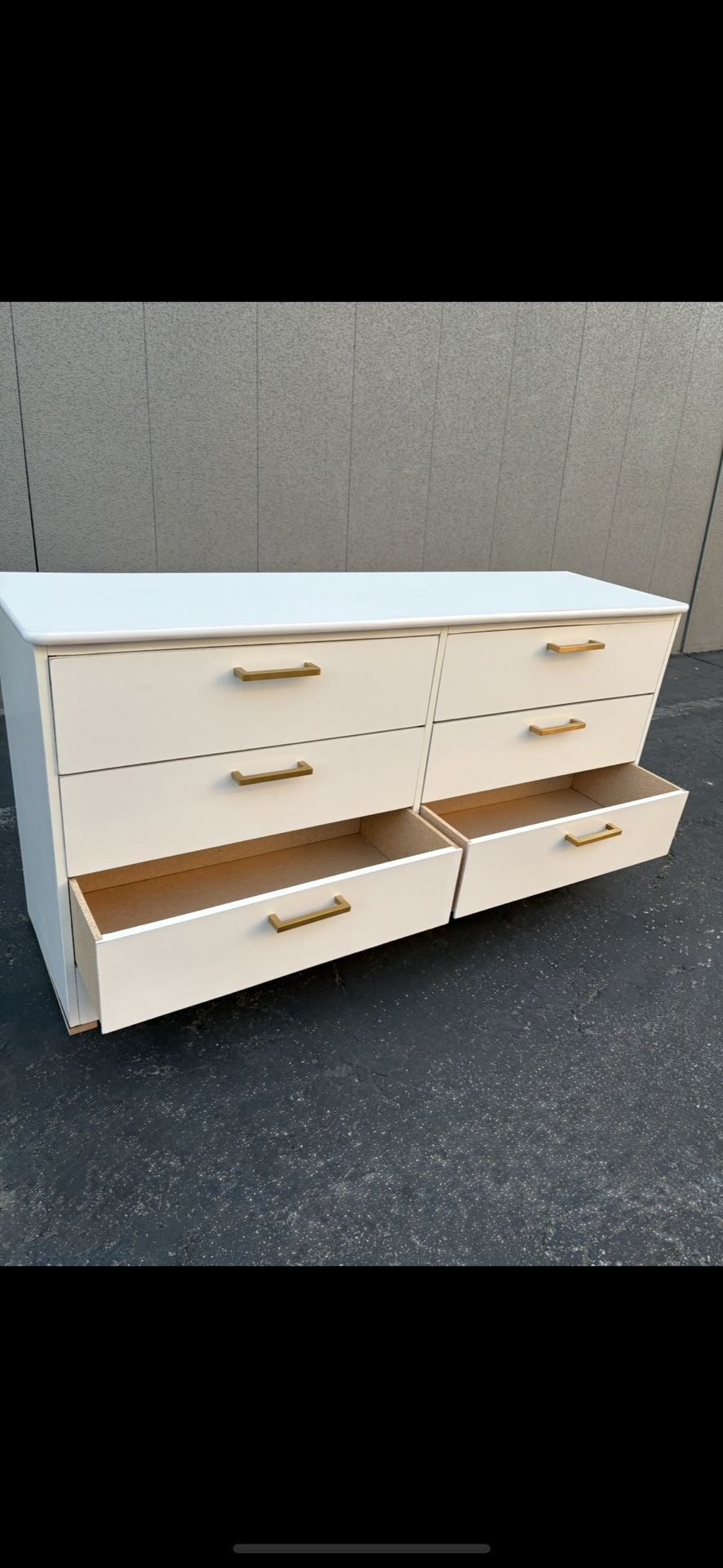 BEAUTIFUL WHITE 6 DRAWER DRESSER W/ GOLD ACCENT KNOBS💫