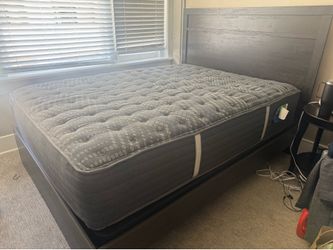 Queen mattress/box spring/bed frame