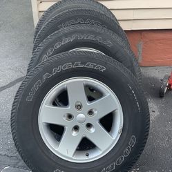 Jeep Wrangler ‘11 Wheels $350