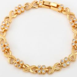 18K Gold Plated Bracelet 
New With Pouch Bag
Size: 6.8 inches
Weight: 10.18g