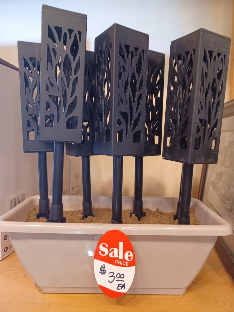New Outdoor Solar Powered Bright Led Garden Walkway Light's. $3 Each