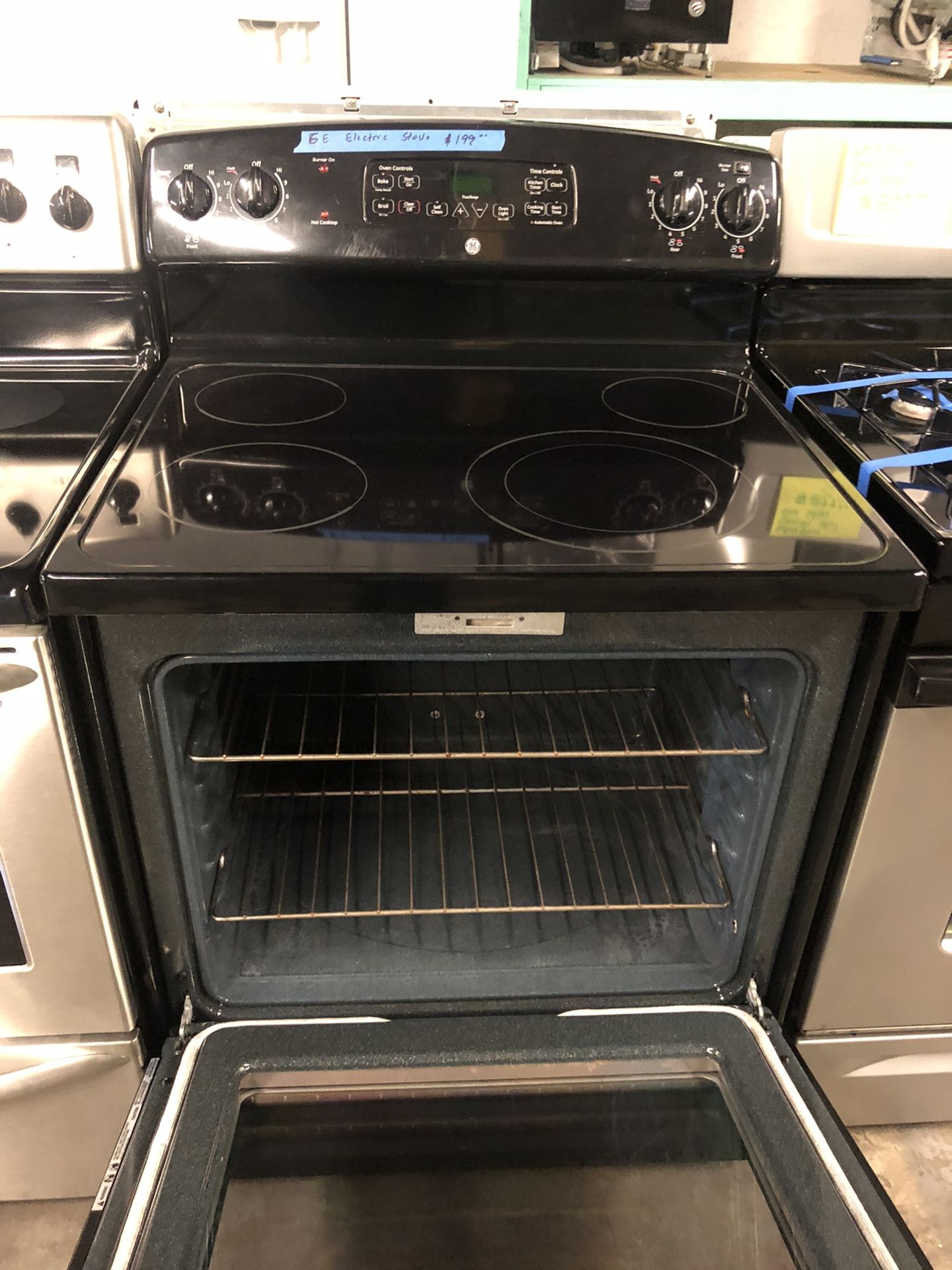 GE Electric Stove, in perfect condition with 4 months warranty
