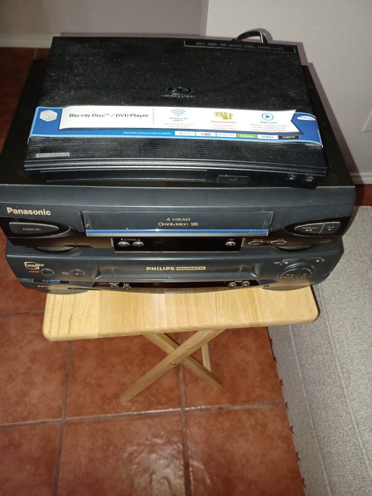 Blu-ray/DVD player and VCRs