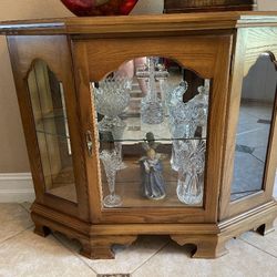 FOYER OAK CABINET LIGHTED LIKE NEW