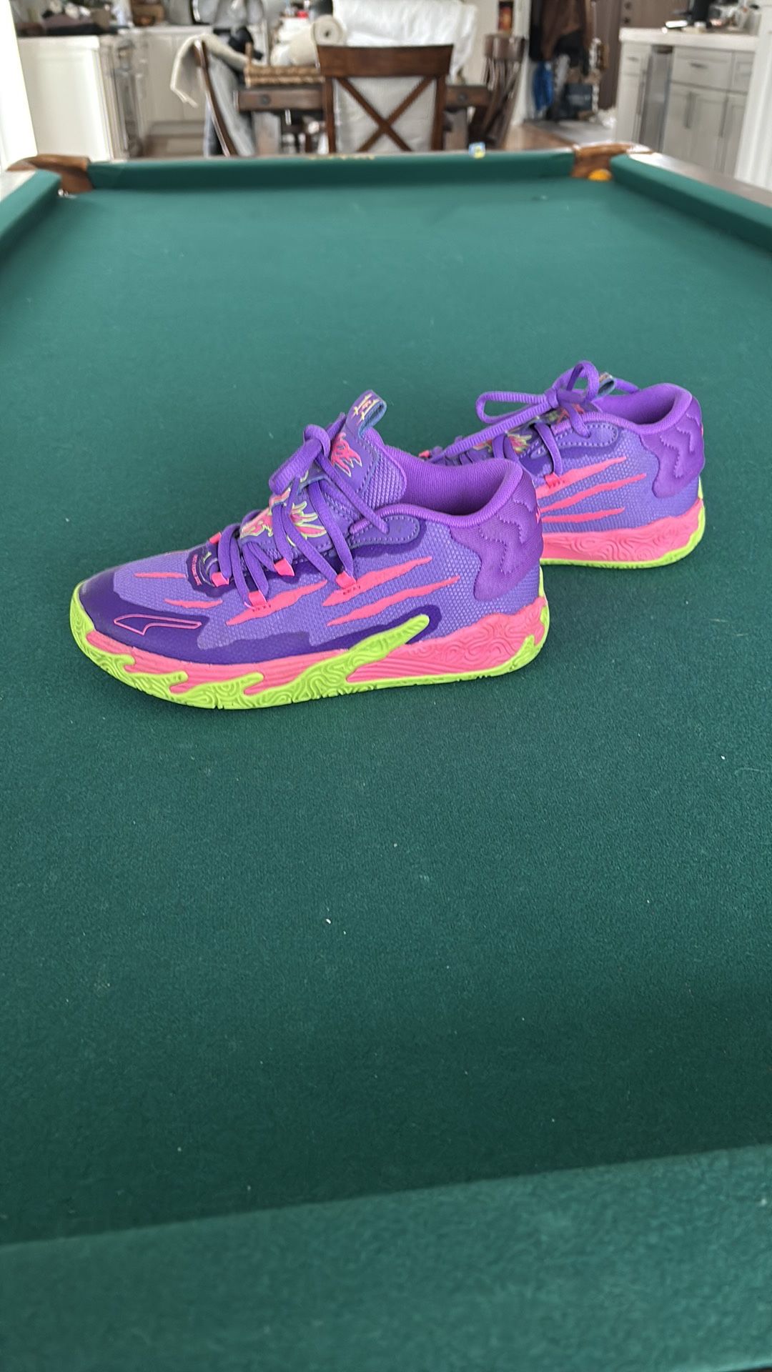  It’s size 3 PUMA MB.03 Toxic jr. 