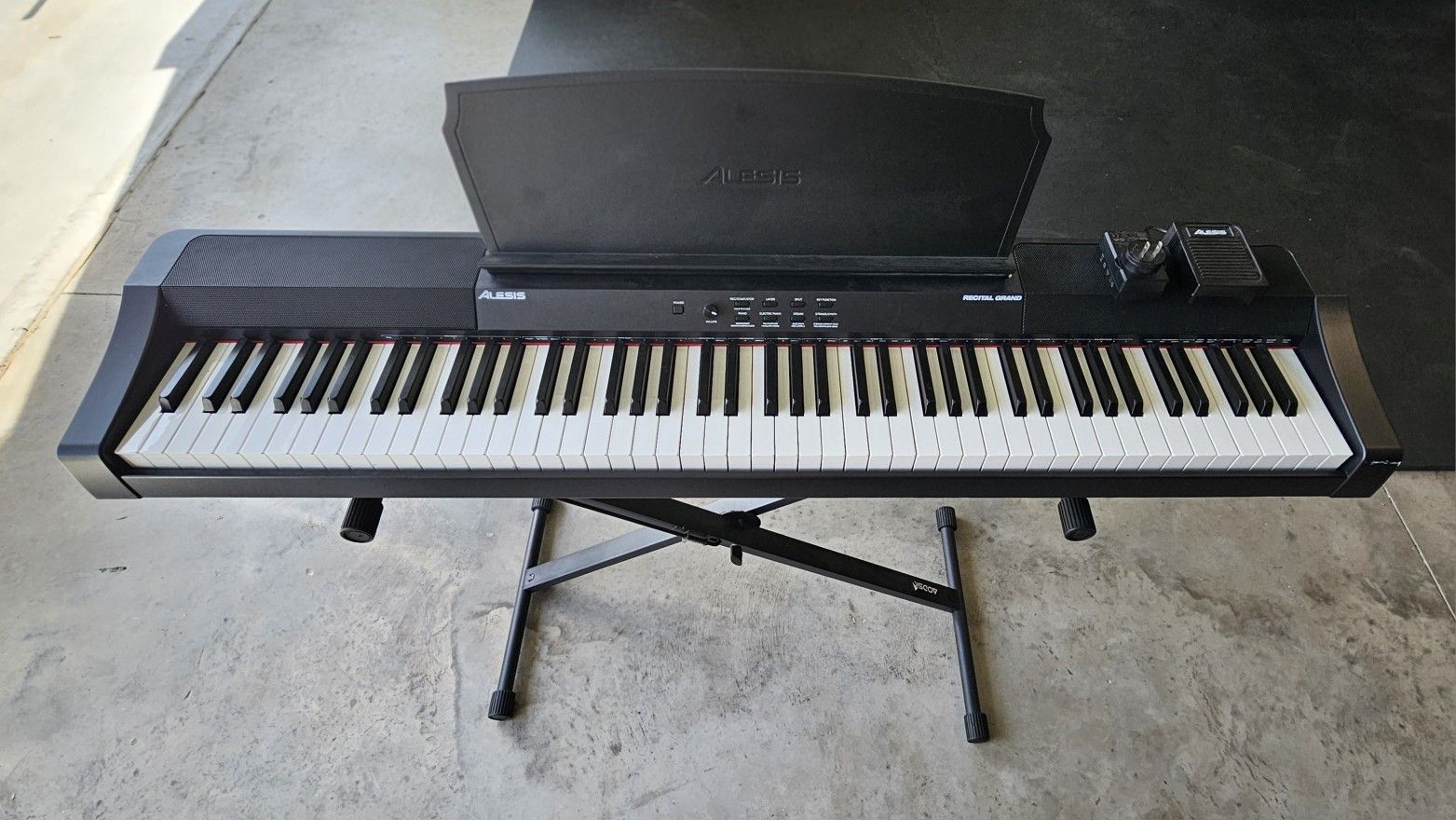 Piano Alesis Recital Grand 88-key Hammer-action Digital Piano Essentials Bundle