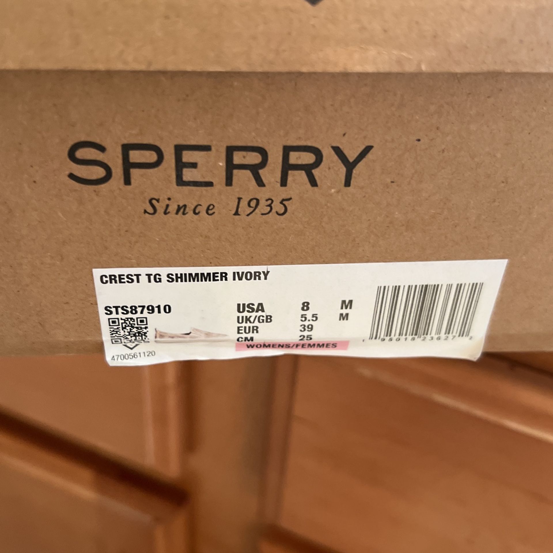Sperry size 8, slip on new