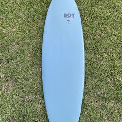 5’7” x 20.5 x 2.5 x 32L Tomo-esque Surfboard