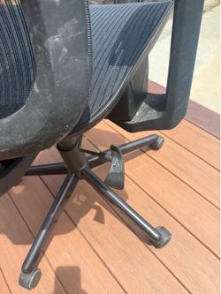 Ergonomic Mesh Office Chair – Adjustable Armrests – Excellent Condition