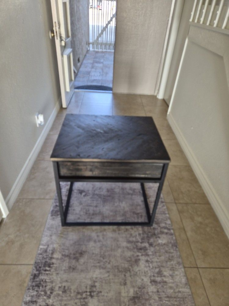 End Table H 24 X L26 X W22