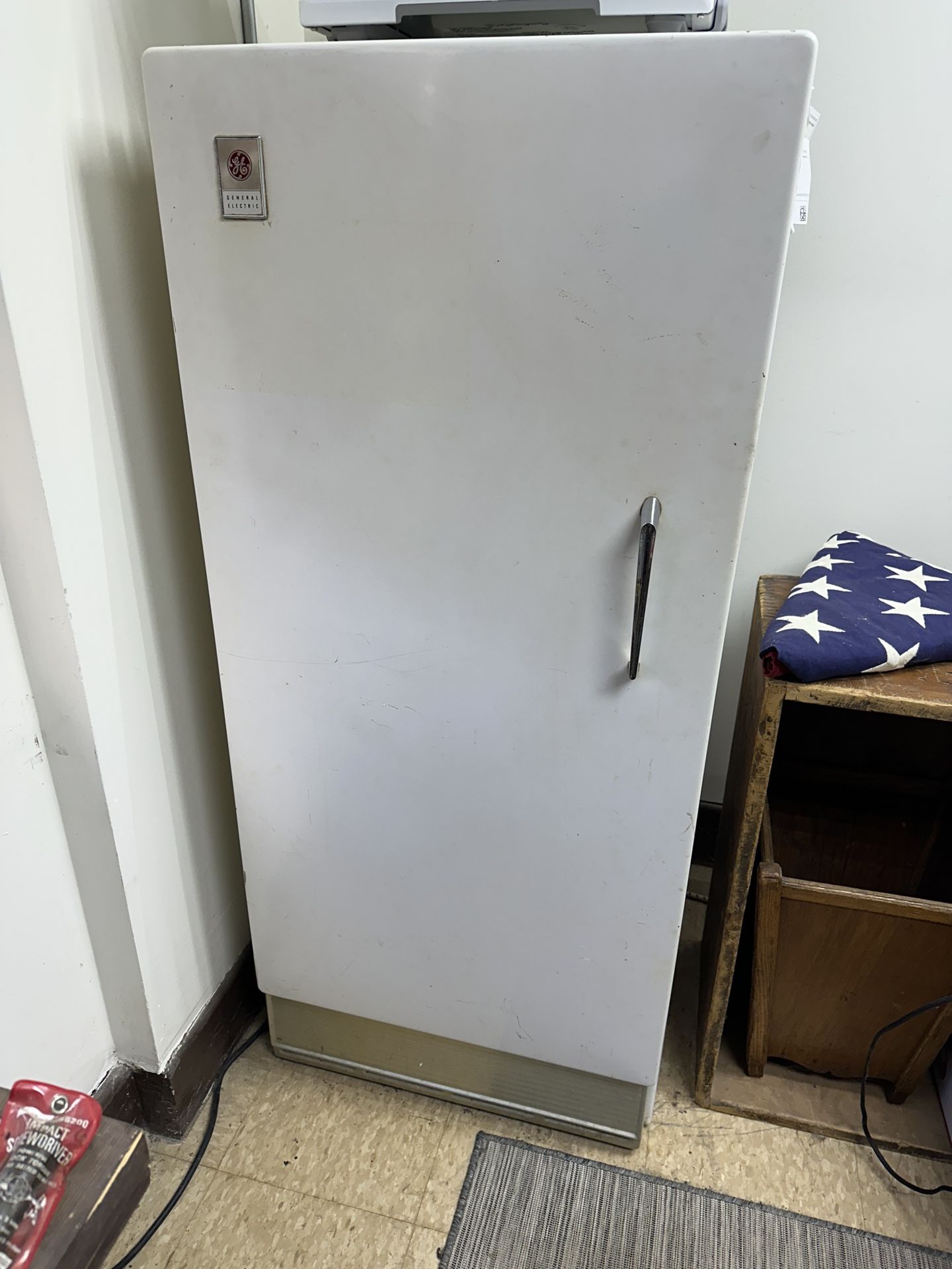 Vintage 1979 GE Medium Size Upright Refrigerator & Freezer — Mini Style — AS IS