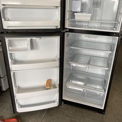 Black 28” Wide 18 Cubic Feet Refrigerator w/Ice-maker
