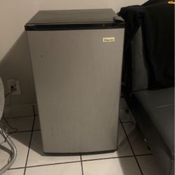 Mini Fridge Magic Chef Brand 